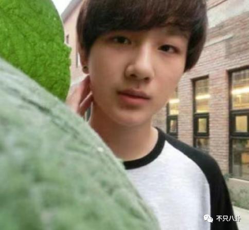 不仅恋爱还把女友锁别墅？这下都在担心他还能不能红了！