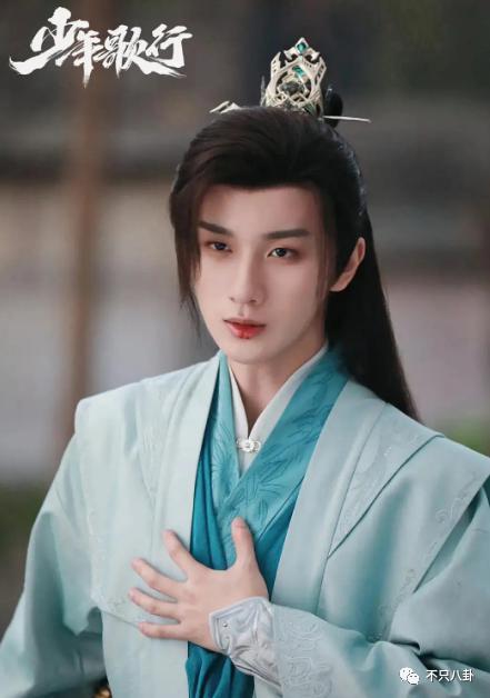 不仅恋爱还把女友锁别墅？这下都在担心他还能不能红了！