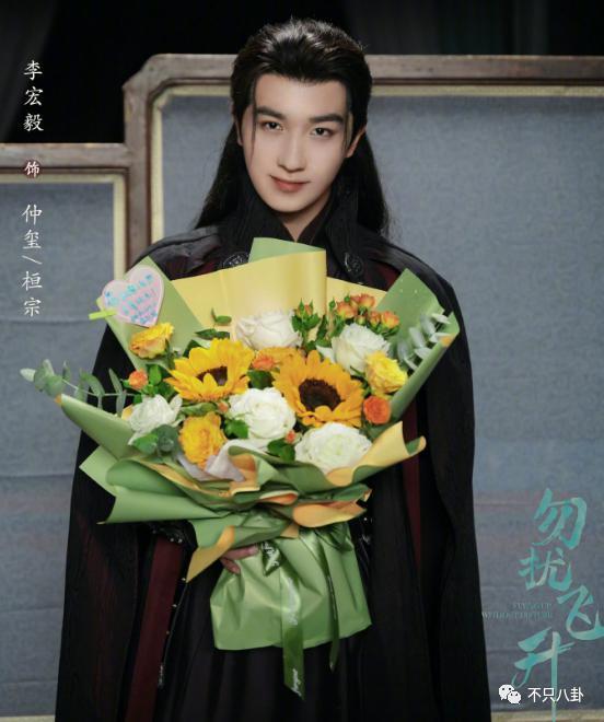 不仅恋爱还把女友锁别墅？这下都在担心他还能不能红了！
