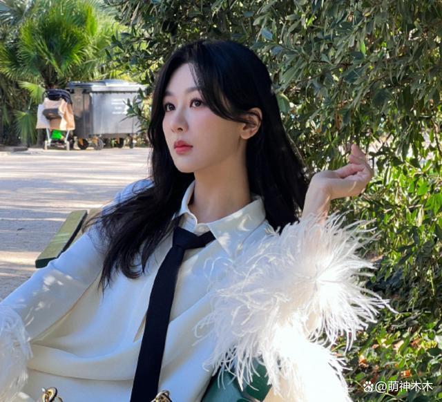 杨紫新照P图过度被嘲,脖子又细又长,网友调侃借了范丞丞的脖子