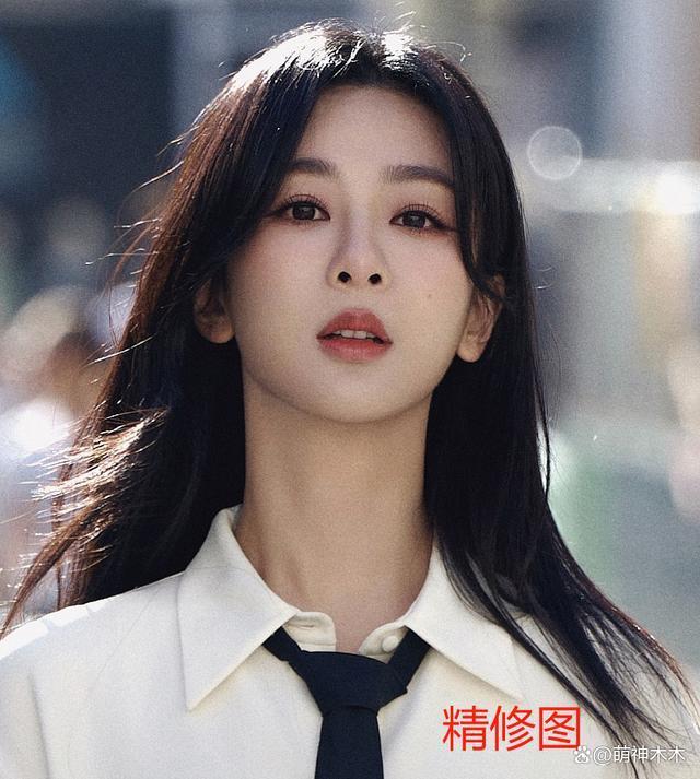 杨紫新照P图过度被嘲,脖子又细又长,网友调侃借了范丞丞的脖子