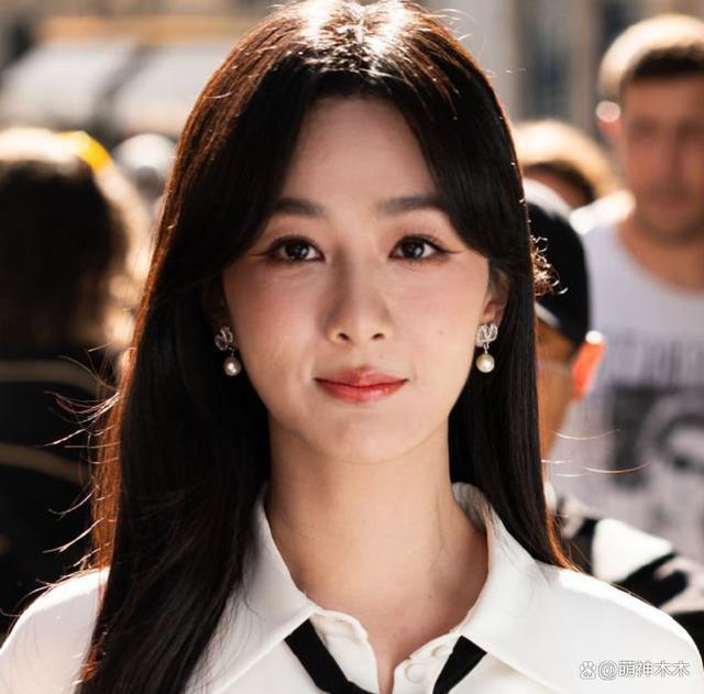 杨紫新照P图过度被嘲,脖子又细又长,网友调侃借了范丞丞的脖子