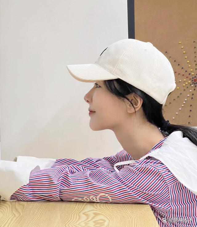 杨紫新照P图过度被嘲,脖子又细又长,网友调侃借了范丞丞的脖子