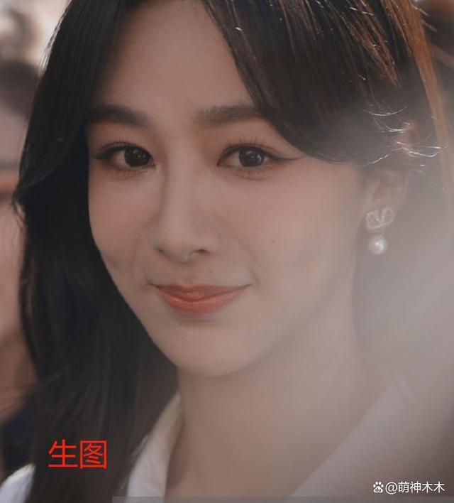 杨紫新照P图过度被嘲,脖子又细又长,网友调侃借了范丞丞的脖子
