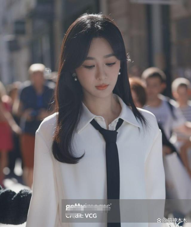 杨紫新照P图过度被嘲,脖子又细又长,网友调侃借了范丞丞的脖子