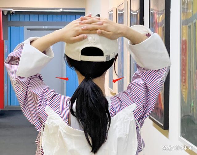 杨紫新照P图过度被嘲,脖子又细又长,网友调侃借了范丞丞的脖子