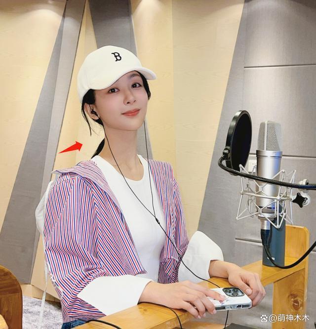 杨紫新照P图过度被嘲,脖子又细又长,网友调侃借了范丞丞的脖子