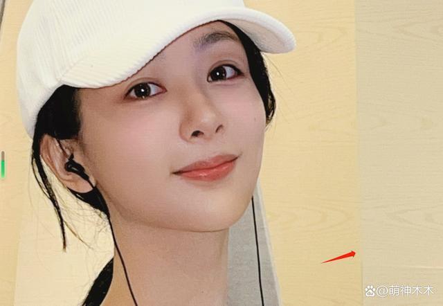 杨紫新照P图过度被嘲,脖子又细又长,网友调侃借了范丞丞的脖子