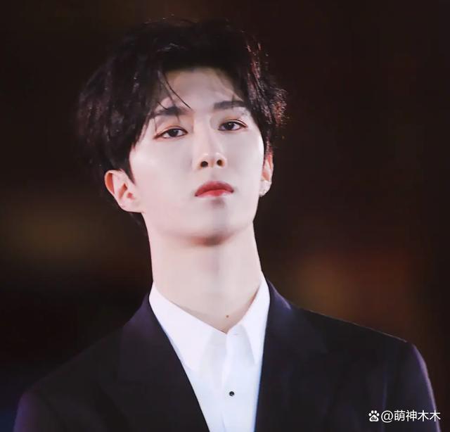 杨紫新照P图过度被嘲,脖子又细又长,网友调侃借了范丞丞的脖子