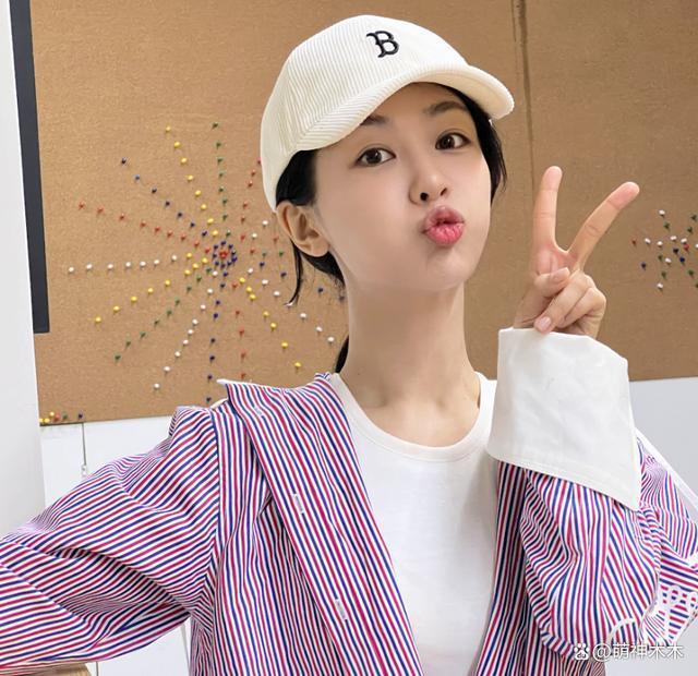 杨紫新照P图过度被嘲,脖子又细又长,网友调侃借了范丞丞的脖子