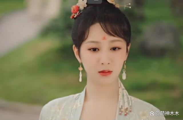 杨紫新照P图过度被嘲,脖子又细又长,网友调侃借了范丞丞的脖子