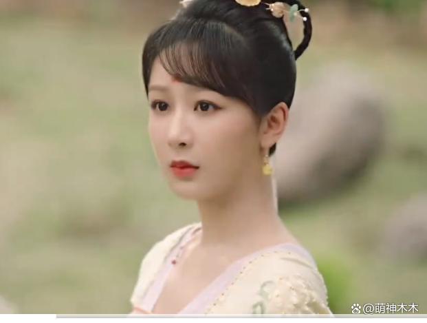 杨紫新照P图过度被嘲,脖子又细又长,网友调侃借了范丞丞的脖子