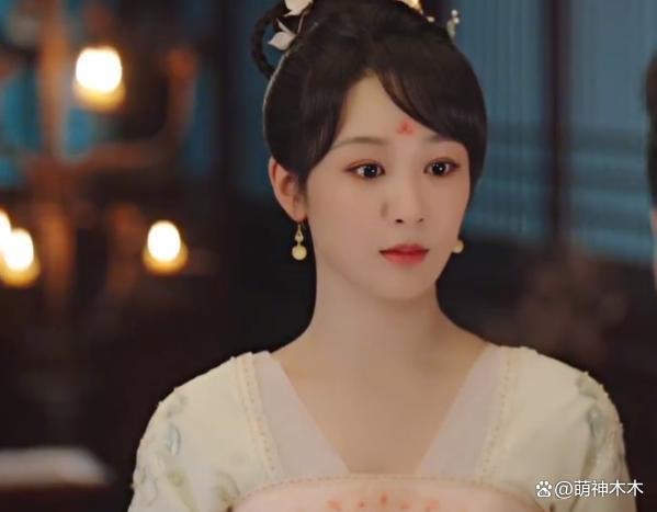 杨紫新照P图过度被嘲,脖子又细又长,网友调侃借了范丞丞的脖子