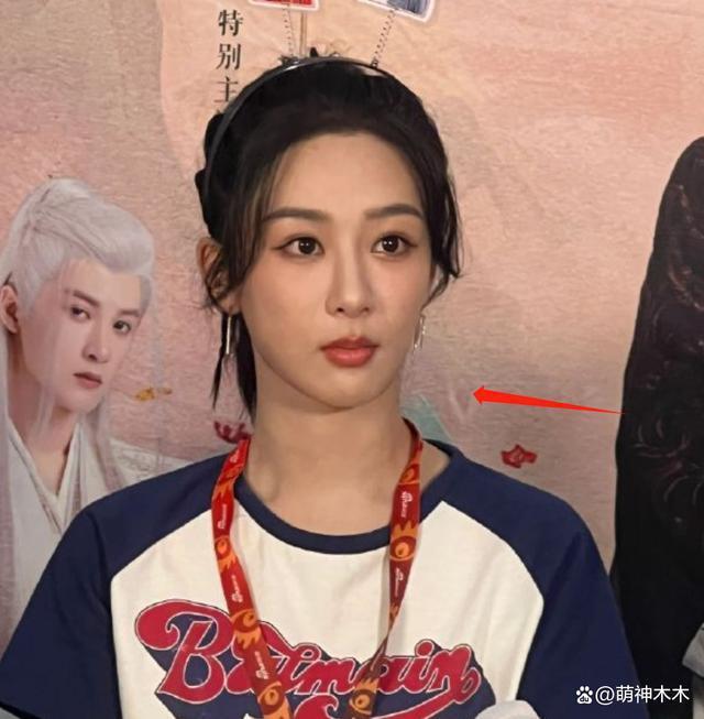 杨紫新照P图过度被嘲,脖子又细又长,网友调侃借了范丞丞的脖子