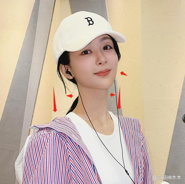 杨紫新照P图过度被嘲,脖子又细又长,网友调侃借了范丞丞的脖子