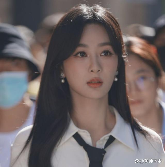 杨紫新照P图过度被嘲,脖子又细又长,网友调侃借了范丞丞的脖子