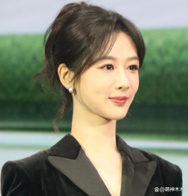 杨紫新照P图过度被嘲,脖子又细又长,网友调侃借了范丞丞的脖子