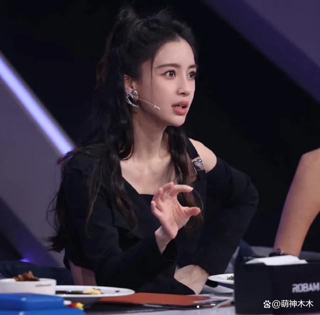 杨颖将缺席《奔跑吧》录制，称是因工作安排冲突，被质疑避风头