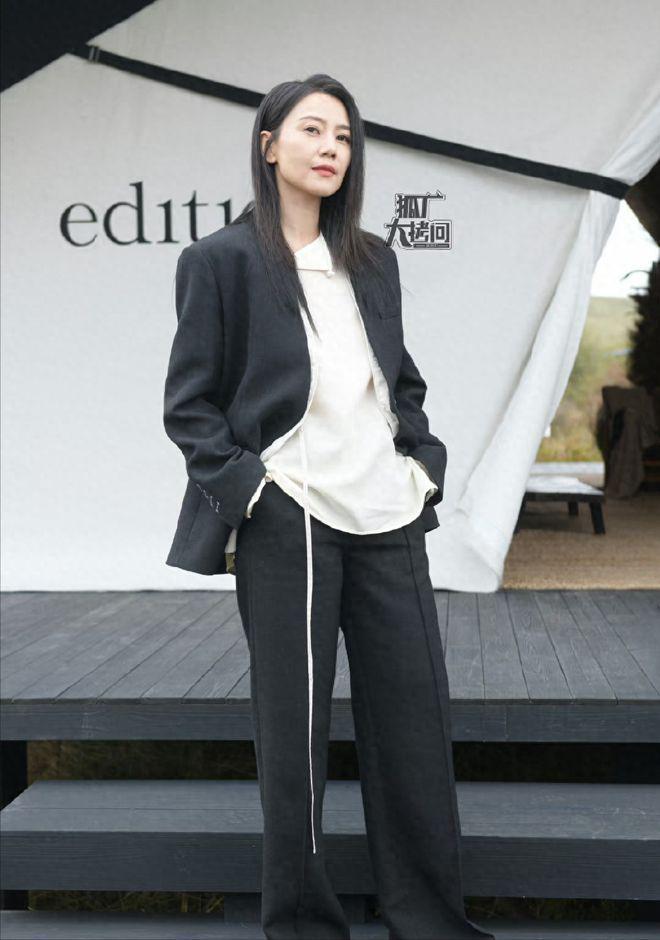 章子怡高圆圆罕见同框，两人同岁状态差距明显