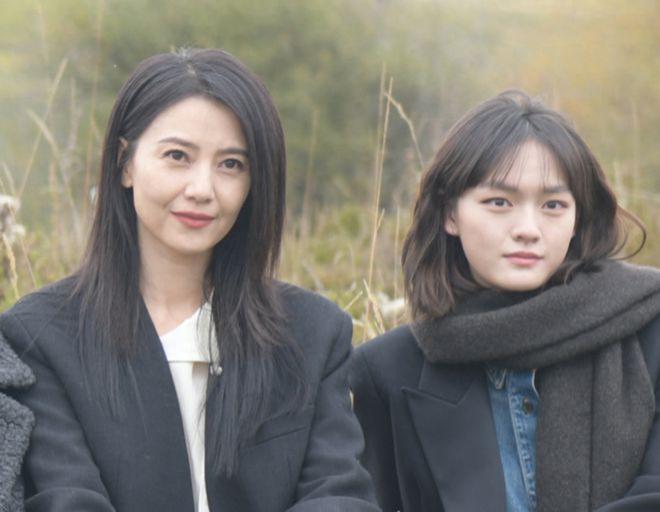 章子怡高圆圆罕见同框，两人同岁状态差距明显