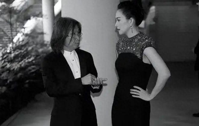 章子怡高圆圆罕见同框，两人同岁状态差距明显