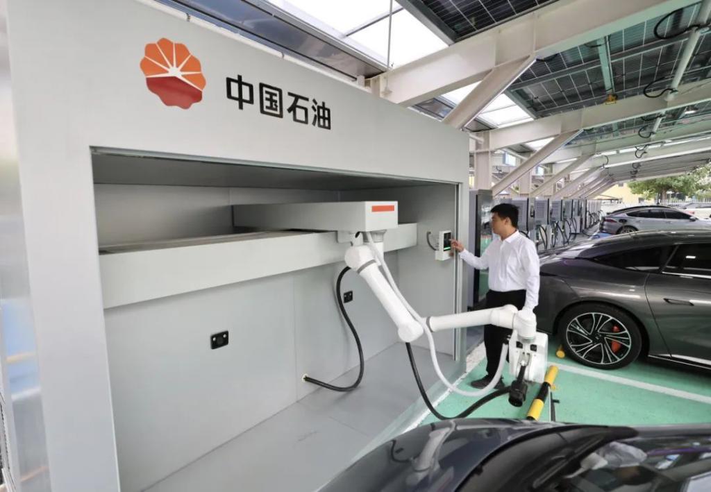 中石油首座“超级充电 便利店”综合示范站投运