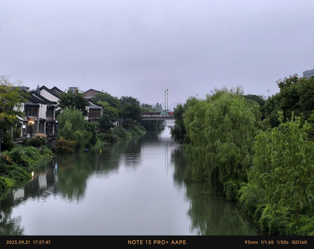 不到2000的红米用上2亿像素镜头，什么叫力大砖飞啊？