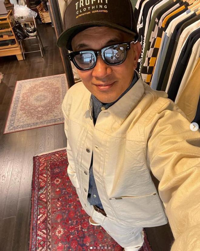 具俊晔晒最新耍酷照，倚靠在摩托车旁自拍，比以前更年轻了