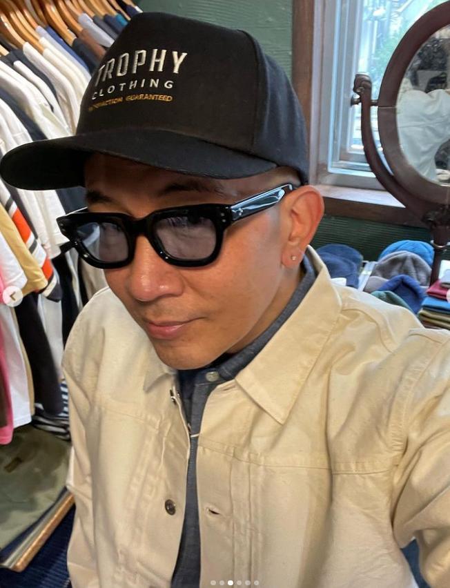 具俊晔晒最新耍酷照，倚靠在摩托车旁自拍，比以前更年轻了