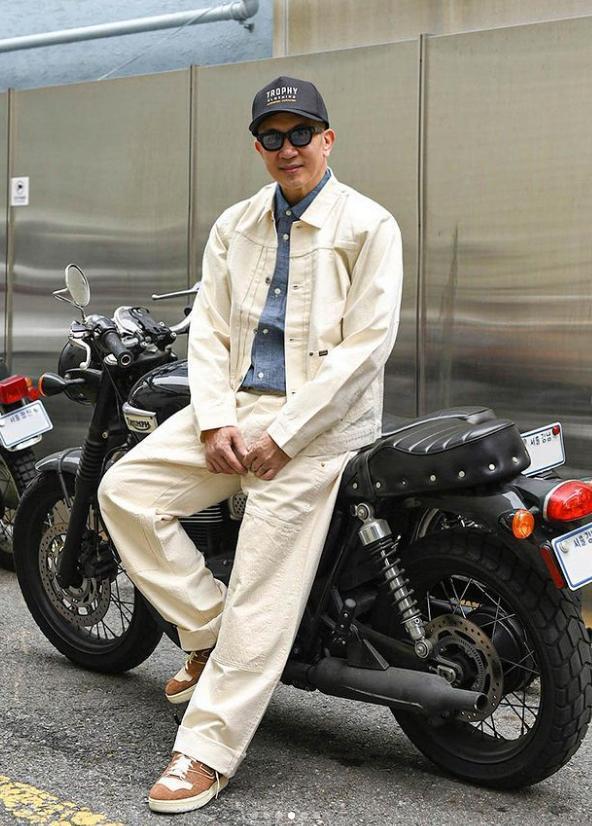 具俊晔晒最新耍酷照，倚靠在摩托车旁自拍，比以前更年轻了