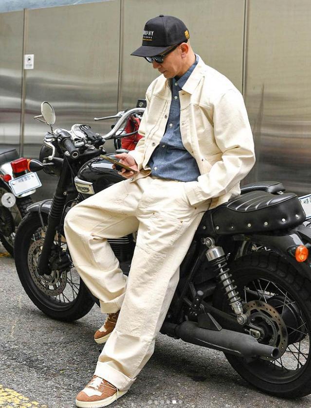 具俊晔晒最新耍酷照，倚靠在摩托车旁自拍，比以前更年轻了