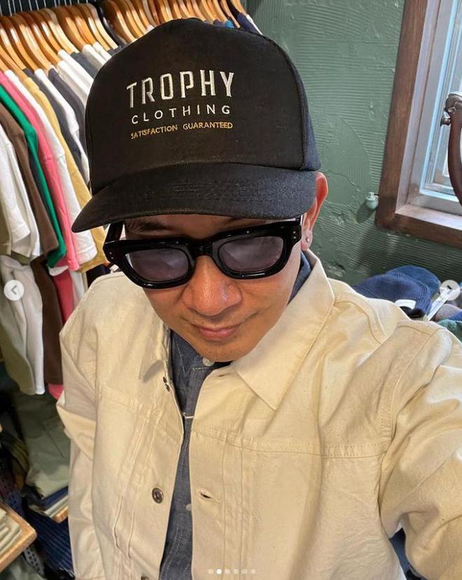 具俊晔晒最新耍酷照，倚靠在摩托车旁自拍，比以前更年轻了