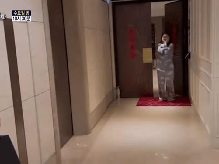 具俊晔晒最新耍酷照，倚靠在摩托车旁自拍，比以前更年轻了