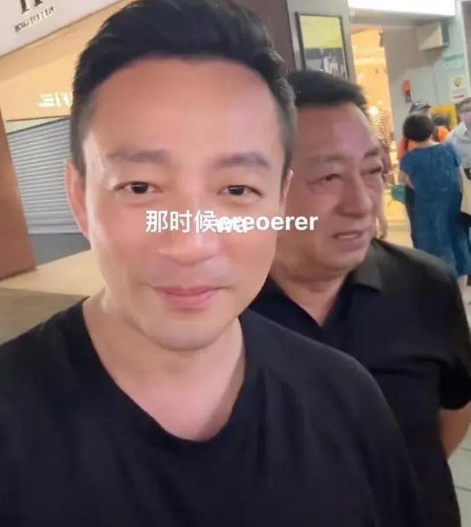 具俊晔晒最新耍酷照，倚靠在摩托车旁自拍，比以前更年轻了