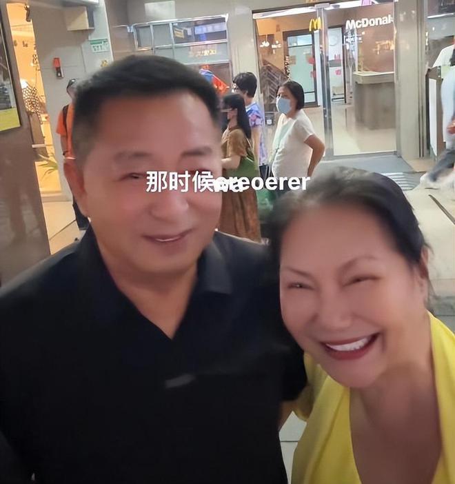 具俊晔晒最新耍酷照，倚靠在摩托车旁自拍，比以前更年轻了