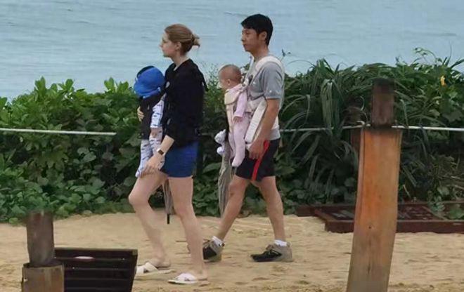 撒贝宁儿子正脸照曝光颜值高 小撒狂拍照父爱满满