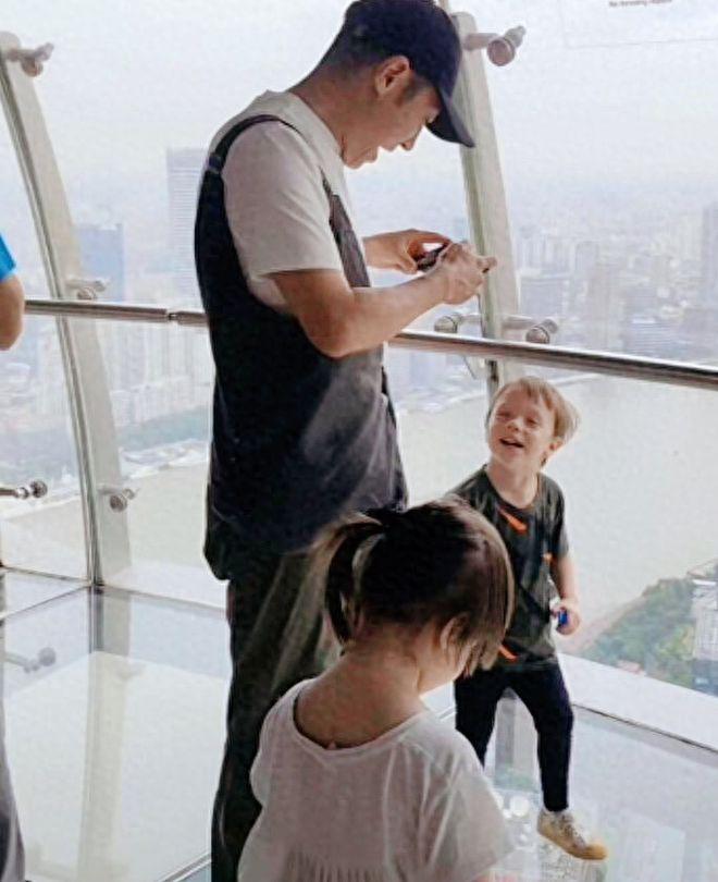 撒贝宁儿子正脸照曝光颜值高 小撒狂拍照父爱满满