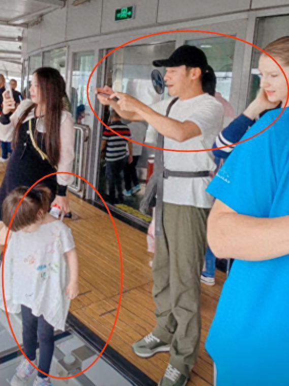 撒贝宁儿子正脸照曝光颜值高 小撒狂拍照父爱满满