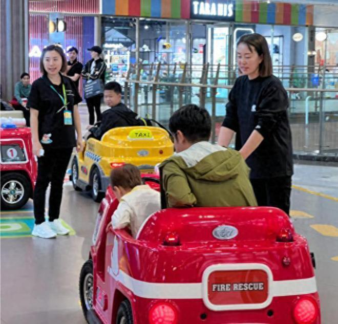 撒贝宁儿子正脸照曝光颜值高 小撒狂拍照父爱满满