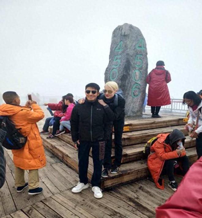 撒贝宁儿子正脸照曝光颜值高 小撒狂拍照父爱满满