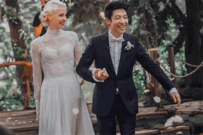 撒贝宁儿子正脸照曝光颜值高 小撒狂拍照父爱满满