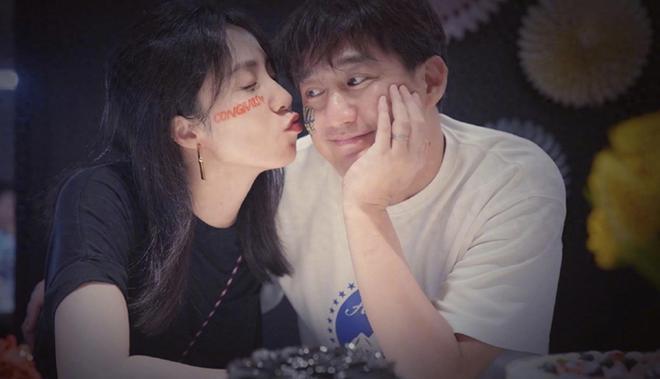 孙莉黄磊一家赴内蒙旅游，多多贴心帮妈妈化妆