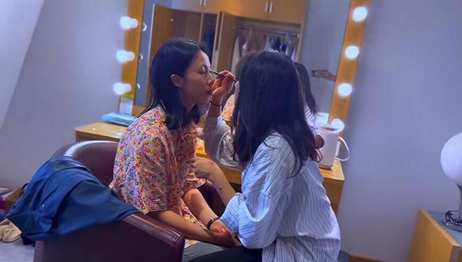 孙莉黄磊一家赴内蒙旅游，多多贴心帮妈妈化妆