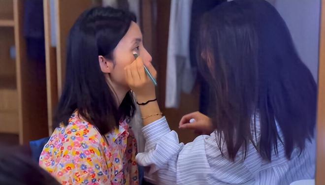 孙莉黄磊一家赴内蒙旅游，多多贴心帮妈妈化妆