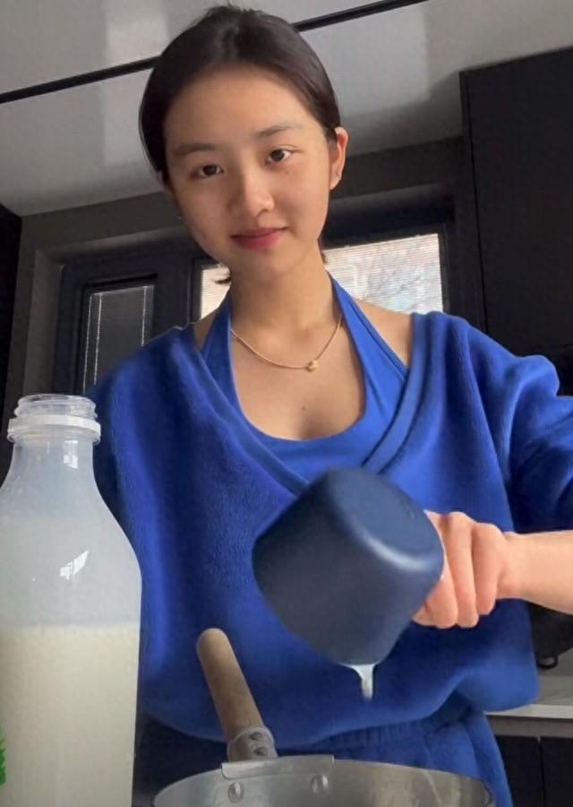 孙莉黄磊一家赴内蒙旅游，多多贴心帮妈妈化妆