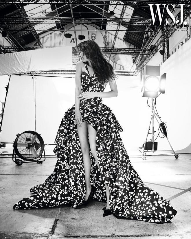 53岁莫文蔚出道30周年杂志封面曝光 名品美腿吸睛