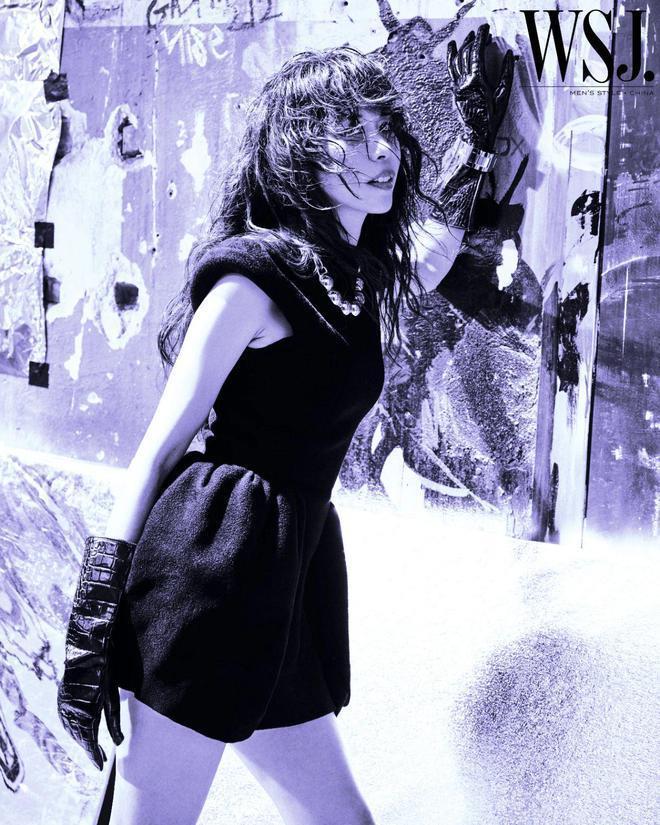 53岁莫文蔚出道30周年杂志封面曝光 名品美腿吸睛