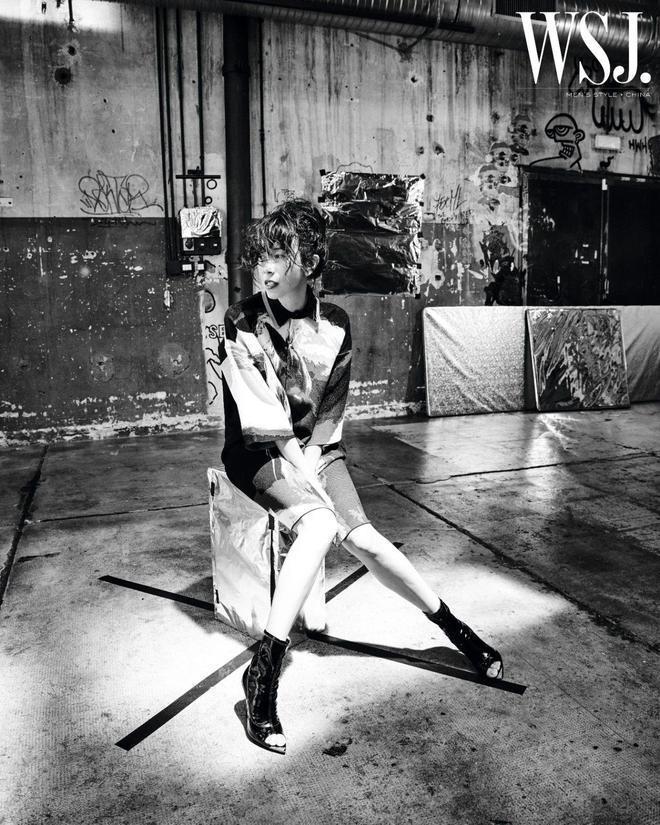 53岁莫文蔚出道30周年杂志封面曝光 名品美腿吸睛