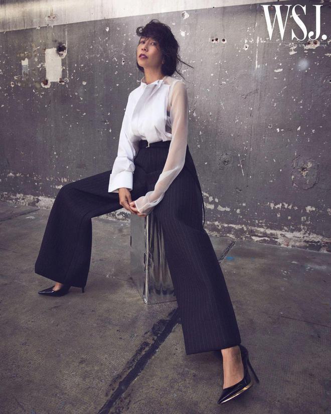 53岁莫文蔚出道30周年杂志封面曝光 名品美腿吸睛