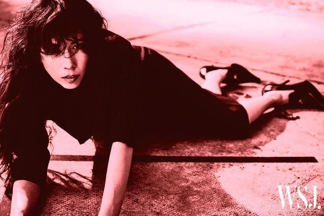 53岁莫文蔚出道30周年杂志封面曝光 名品美腿吸睛